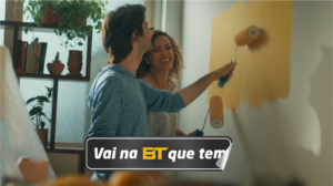 homem e mulher pintando parede de um cômodo de amarelo