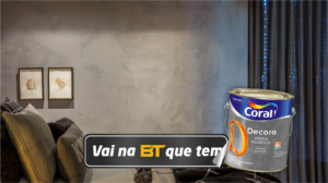 Parede com aplicação de 3 demãos de Decora Efeitos Especiais Cimento Queimado das Tintas Coral. Visual moderno e minimalista.