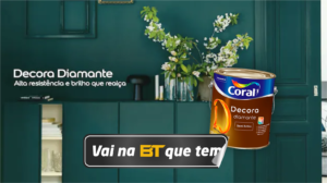 Lata de tinta da linha Decora Diamante, das Tintas Coral, frente a uma parede e armários, todos da mesma cor, mostrando a qualidade e unidade proporcionada por essa tinta.