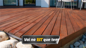Deck de madeira renovado com uso de Cetol Deck, da Sparlack Cetol.