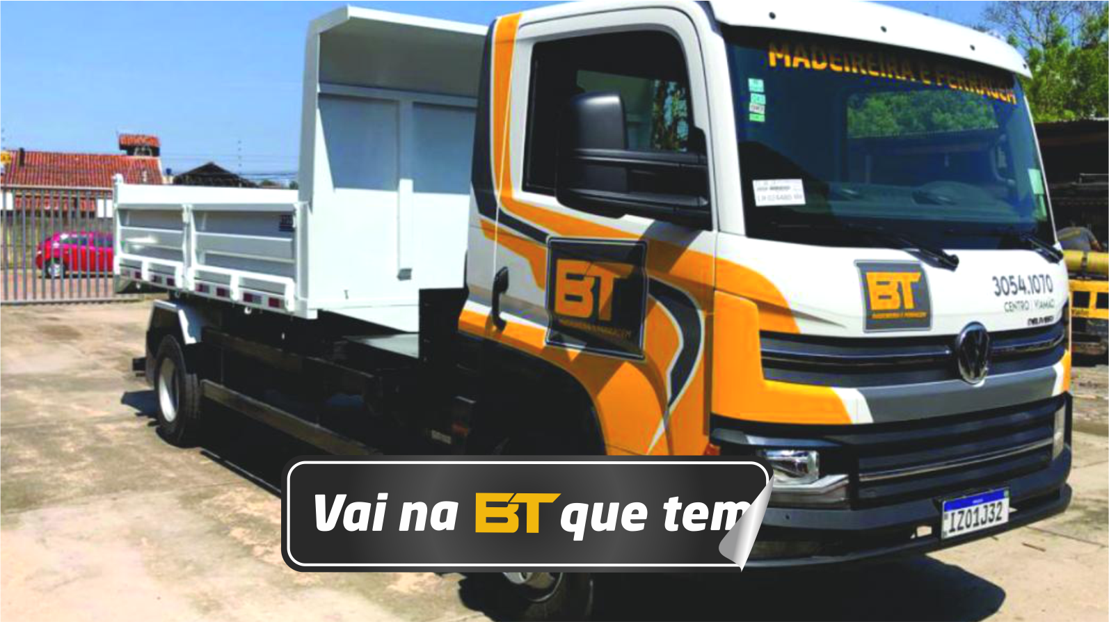 Entraga própria, material de construção, entrega rápida. Caminhão BT Madeireira e Ferragem sendo carregado para uma entrega.