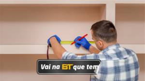 Homem criando um projeto, desenvolvimento de projeto, do it yourself, diy, bricolagem, criando home office, desenvolvendo escritório.