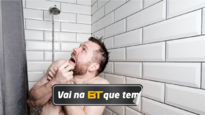 Chuveiro estragou, está frio, homem pensando se troca o chuveiro ou compra um novo. Frio no inverno, pouca água, água fria. Chuveiro não esquenta.