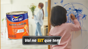 Criança riscando a parede usando a criatividade dentro de casa, tinta coral lavável acaba com a preocupação. A mãe segue normalmente com sua rotina sem se preocupar com a arte dos filhos.