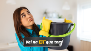 Pessoa segurando um balde para coletar a água das goteiras da casa.