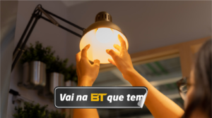 Economia com lâmpadas led, tecnologia. Mãos trocando a lâmpada do cômodo. Atualização.