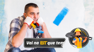 Cores, pintura, parede sendo pintada, homem cansado, desmotivado, renovação, pincelada, rolo de pintura, pincel, parede sendo pintada ao fundo.