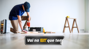 Reforma, reforma de final de ano, homem de camiseta azul e boné reformando a casa, reforma geral, ano novo.